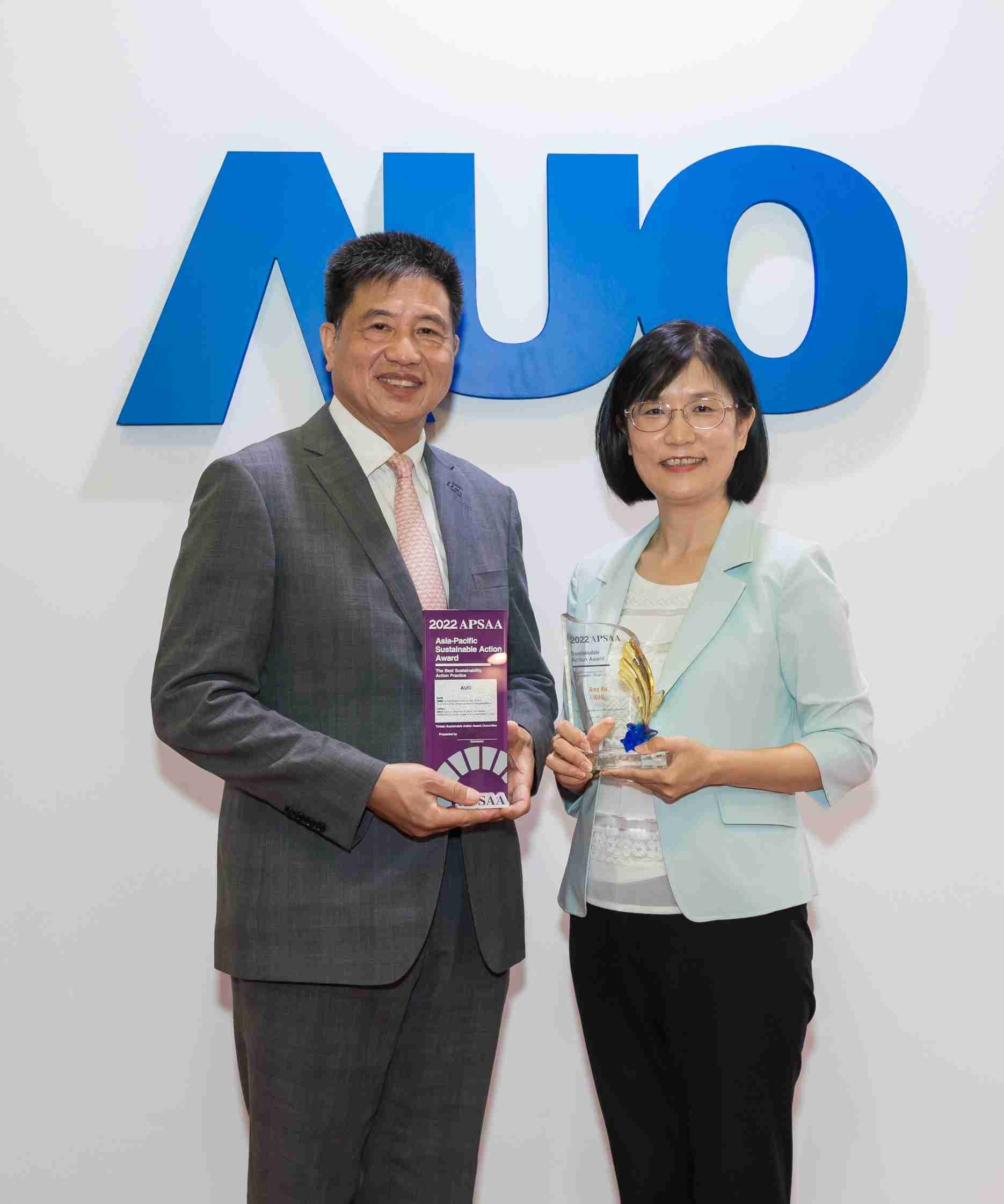 至成国际长期垫筑永续远景的基石，，，透过ESG暨气候委员会逐步实践永续策略蓝图。。。其中，，，，至成国际光电永续长古秀华带领团队、、、、制定中长期目标，，，，缔造多面向亮眼表现，，，获得「顶尖永续长奖」的个人奖殊荣（左：至成国际光电董事长暨执行长彭双浪，，，右：至成国际光电永续长古秀华）