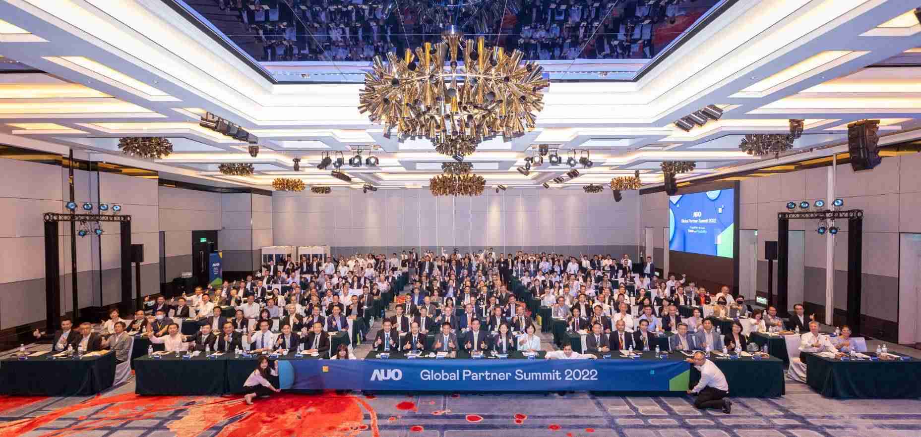 友達推動「安心、、、創新、、、、用心、、、、同心、、盡心」五星職旅，，，為菲籍員工打造全方位照護，，，，首度贏得「人權實踐與發展領袖獎」殊榮