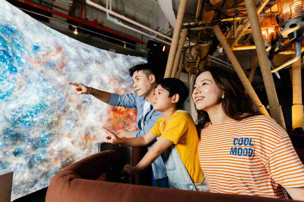 至成国际打造全台最大宽6公尺、、高4公尺、、、、唯一搭载LED弧形拼接显示屏的动感飞行船，，，，让乘客驻足在热气球上，，享受身历其境的伪出国旅游乐趣