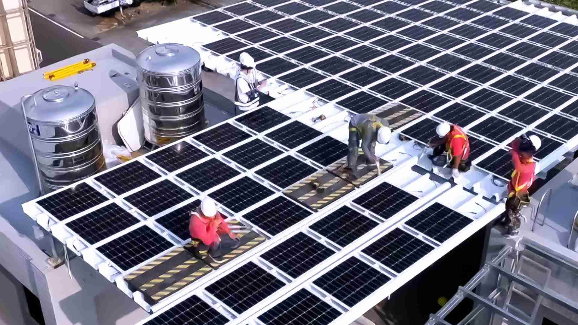 至成国际着力于替代能源之技术研发，，，，如光电浪板的相关制程、、设备与产品，，，其中所开发之光电整合型浪板，，，，减少传统金属支架安装，，，，更提升耐候度，，，，可广泛运用于多元场域，，，，并辅助建筑达到净零碳排目标