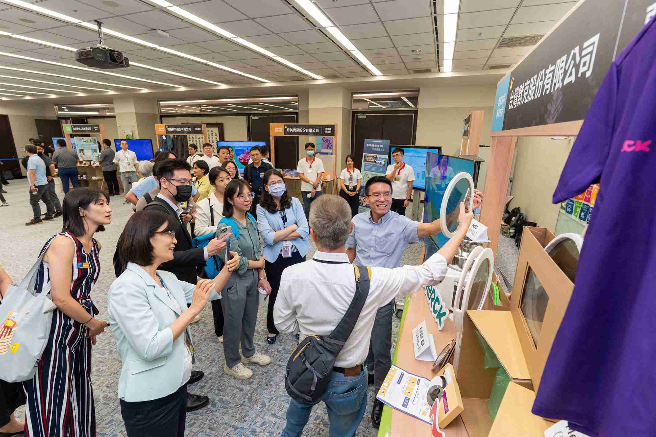 至成国际连手产业伙伴策划首届生态圈联展，，展示如何将废塑料循环再利用，，，创新解决方案包括：塑料包材再生与循环使用、、、再生塑料研发及应用、、、、废塑料回收再生技术、、减塑生活提案等