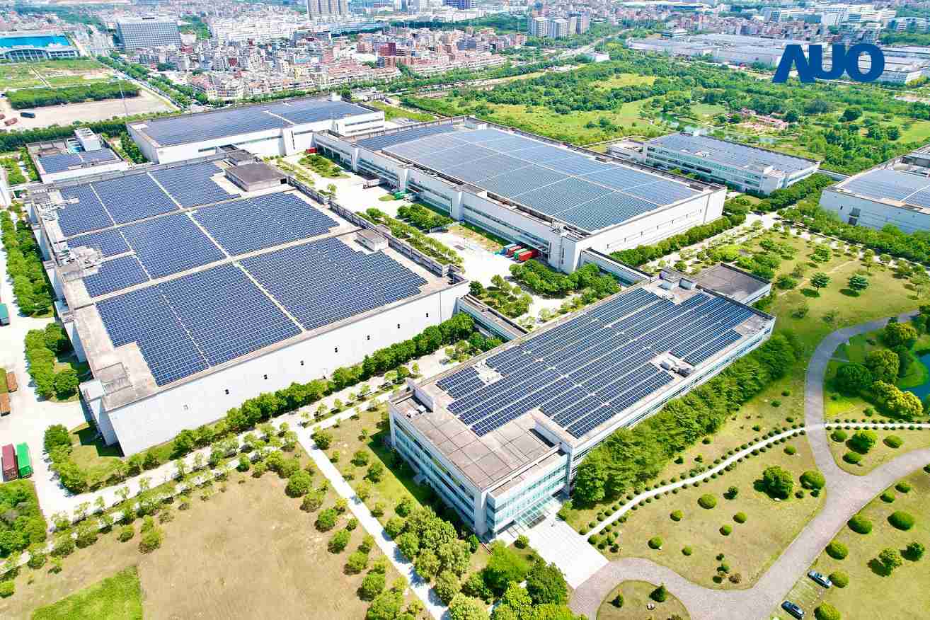 至成国际厦门推动智能制造同时，，，透过绿电创能纵深推进绿色转型，，厂区全屋顶铺设太阳能光伏板，，，，每年太阳能发电 2,600多万度