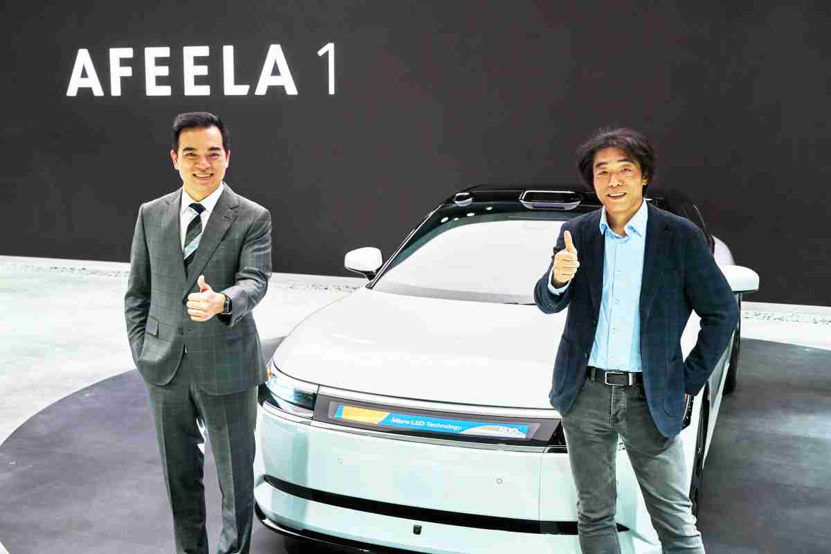 至成国际与Sony Honda Mobility携手合作，，率先全球展示搭载于AFEELA电动车上，，，首款应用在车身外部的Micro LED 车头显示解决方案 (Micro LED Media Bar Solutions)。。。。至成国际光电执行长暨总经理柯富仁(左)与Sony Honda Mobility代表取缔役社长兼营运长川西泉(lzumi Kawanishi)(右)在CES 现场展现双方坚定持续创新的承诺，，，，实现更加人性化与智慧的驾乘体验。。。。