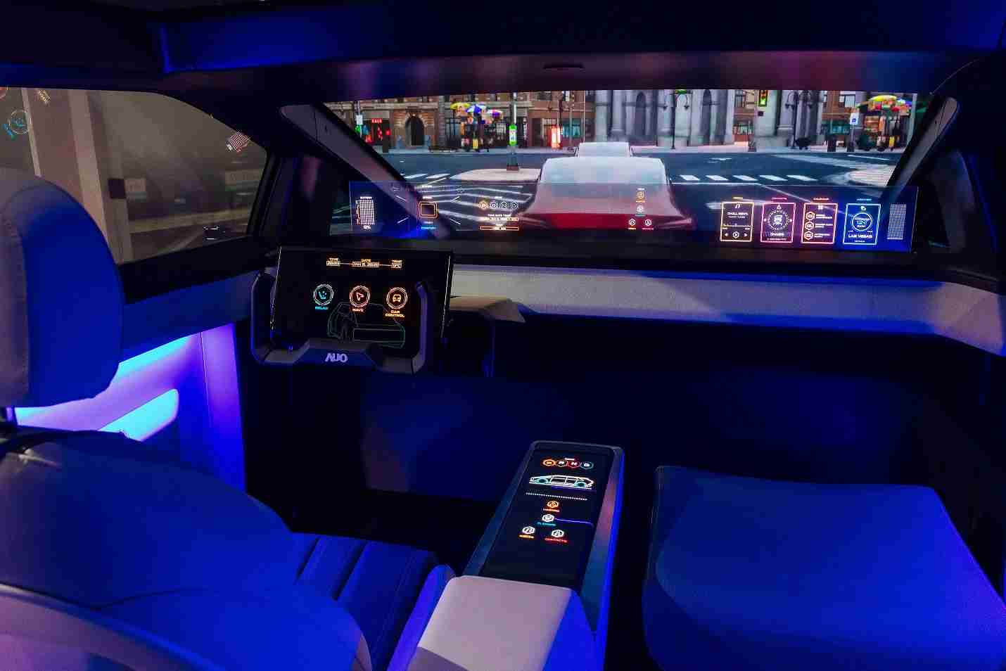 至成国际连续四年入围科睿唯安全球百大创新机构，，，，专利布局科技与绿色创新前沿。。。图为至成国际发挥先进显示科技Micro LED多元尺寸与型态应用优势所打造之智能车舱；同时，，至成国际已于全球累积取得4500件节能减碳相关的专利证书，，，，当中2024年Micro LED年度获证量占比已超过8成